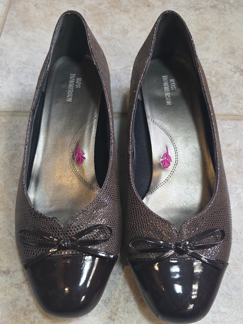 Ros Hommerson Brown Textured Ballet Flats with Patent Toe and Bow Size 8.5 W Wid